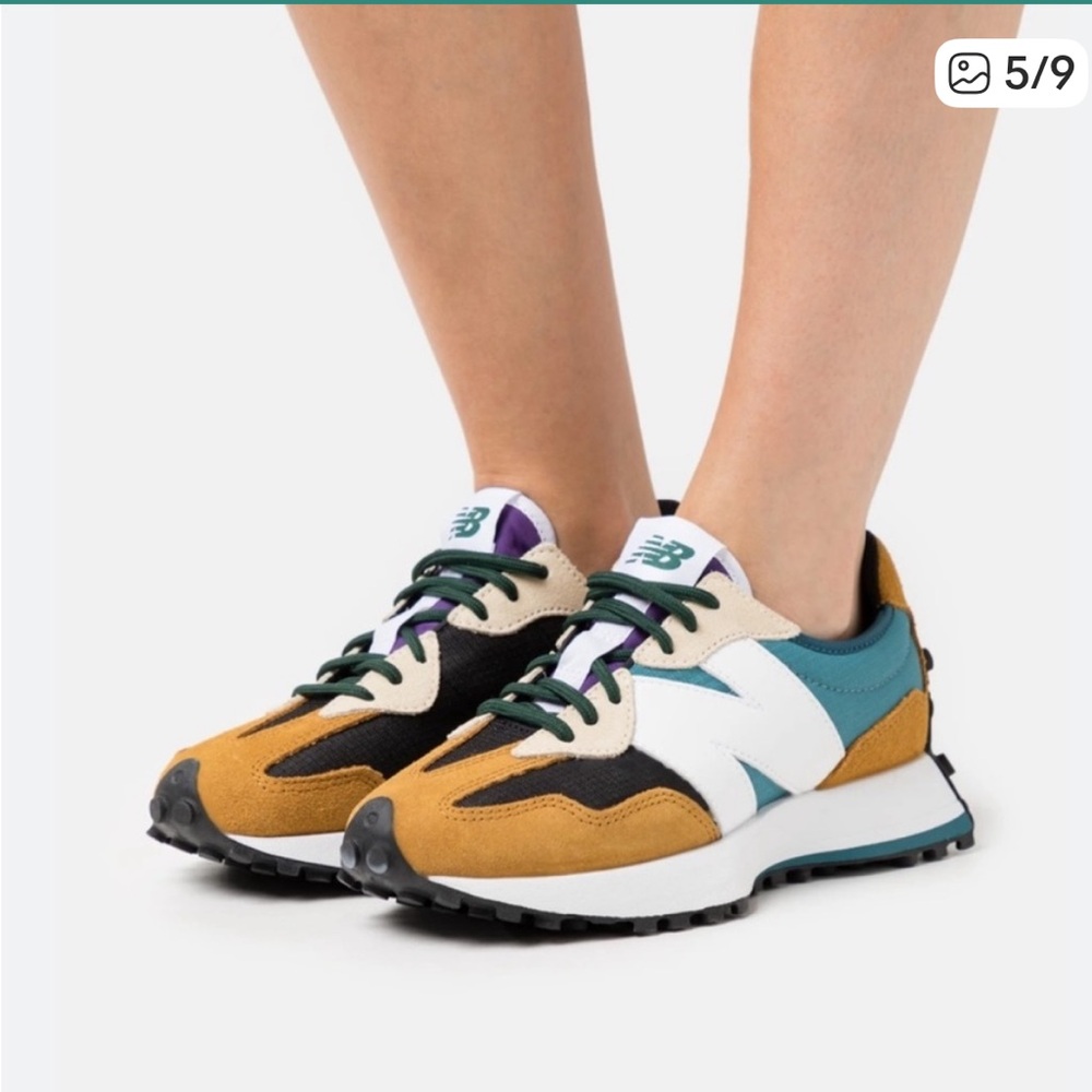 New Balance 327 in Moonstone